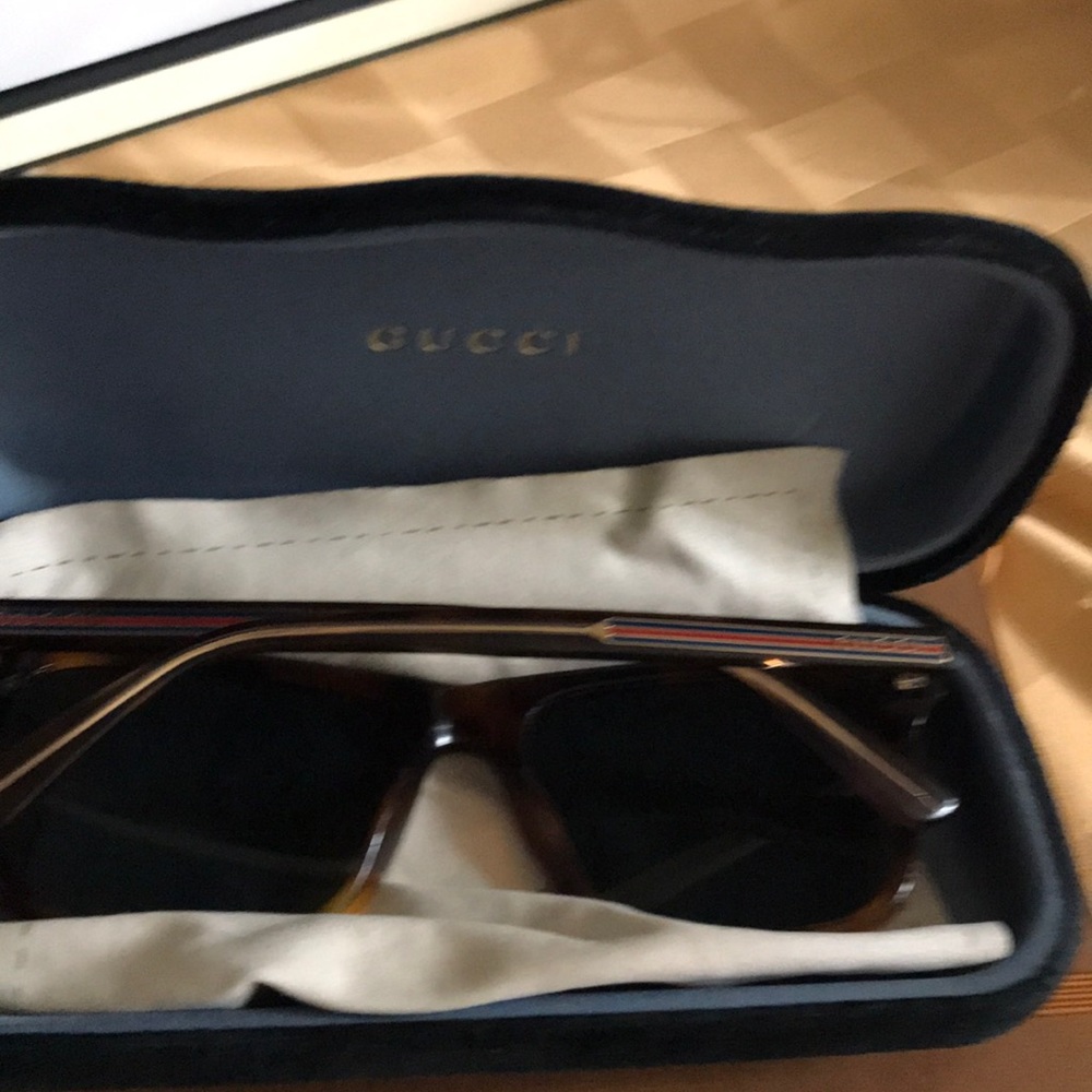Gucci’s sunglasses, the one at the pictures. - Picture 3 of 4